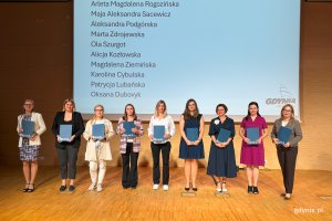 Osoby na scenie pozujace po wręczeniu nominacji