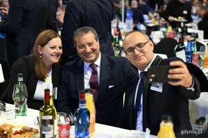 Prezydent Gdyni Aleksandra Kosiorek, Gavin Gulia, ambasador Republiki Malty w Polsce i wicewojewoda pomorski Emil Rojek robią sobie wspólne zdjęcie