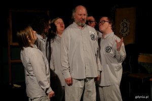 Zdjęcie ze spektaklu &bdquo;Instytut Pana B.&rdquo; Teatru Biuro Rzeczy Osobistych w reżyserii Zbigniewa Biegajły 