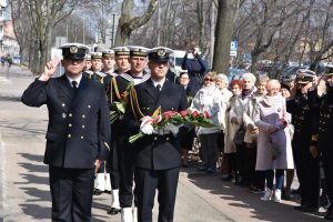 Złożenie kwiatów pod tablicą Marynarzy Polskich zamordowanych na wschodzie // fot. Lechosław Dzierżak
