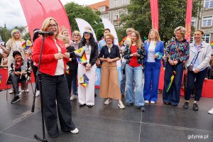 Wiceprezydentka Gdyni Oktawia Gorzeńska podczas części oficjalnej X Trójmiejskiego Marszu Równości (fot. Mirosław Pieślak)