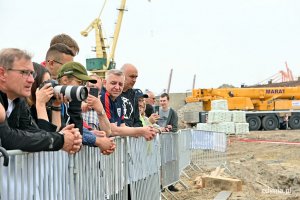 Uczestnicy uroczystości przyglądający się wmurowaniu kapsuły czasu i kamienia węgielnego pod budowę hal stoczniowych na terenie PGZ Stoczni Wojennej // fot. Magdalena Czernek