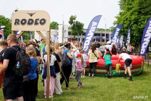 Grupa gdynian w kolejce do rodeo podczas festynu z okazji Dnia Dziecka w parku Kolibki