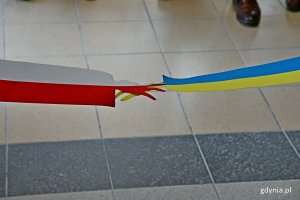 Wstęga w polskich i ukraińskich barwach zakończona symbolem splecionych dłoni // fot. Magdalena Czernek