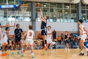 Koszykarze na boisku w trakcie meczu