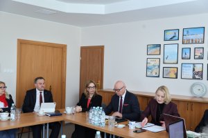 Posiedzenie Powiatowej Rady Rynku Pracy. Na zdjęciu od lewej: wiceprezydent Gdyni Tomasz Augustyniak, wiceprezydentka Gdyni Oktawia Gorzeńska, przewodniczący Powiatowej Rady Rynku Pracy dla Gdyni i Sopotu Wojciech Kodłubański i m&oacute;wi dyrektor Powiatowego Urzędu Pracy Jolanta Klauze 