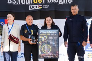 Od lewej: wojewoda pomorska Beata Rutkiewicz, Czesław Lang &ndash; dyrektor generalny Tour de Pologne i prezydent Gdyni Aleksandra Kosiorek na scenie zawod&oacute;w przed startem wyścigu