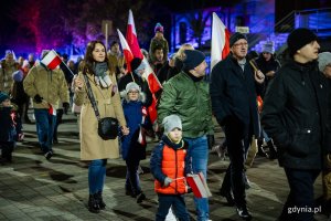 Dorośli i dzieci z chorągiewkami