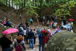 Premiera książki "Góra pełna przygód" na Świętej Górze w Chyloni. Grupa ludzi słucha opowieści. Fot. Karol Stańczak