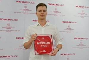 Jeden z restaurator&oacute;w z plakietą za wyr&oacute;żnienie Bib Gourmand