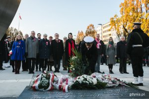 Gdynia świętuje 101. Urodziny Niepodległej. Kwiaty pod pomnikiem Polski Morskiej składa delegacja gdyńskiego samorządu // fot. Karol Stańczak