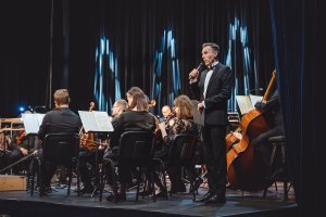 Piątkowy koncert w sali koncertowej Portu Gdynia - Orkiestra Symfoniczna Filharmonii Bałtyckiej pod batutą Massimiliano Caldiego oraz z Magdaleną Bojanowicz na wiolonczeli, fot. Tomasz Kamiński