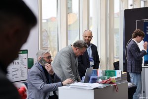 Mężczyźni przy stanowisku na kongresie w Sheratonie