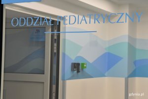 Wejście na Oddział Pediatryczny Szpitala św. Wincentego a Paulo. Na szybie znajduje się niebieski napis: oddział pediatryczny // fot. Magdalena Czernek