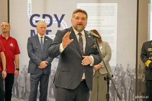 Tadeusz Szemiot &ndash; przewodniczący Rady Miasta Gdyni przemawiający podczas uroczystego otwarcia wystawy &bdquo;Gdynia x 10&rdquo; 