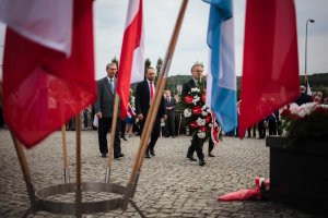 Prezydent Wojciech Szczurek składa wieniec pod pomnikiem Ofiar Grudnia '70 // fot. Kamil Jasiński