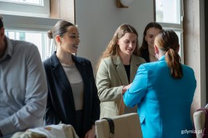 Zawodniczki otrzymały od gdyńskiego magistratu torby z upominkami (fot. Natalia Kawalerowicz)