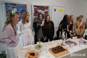 Uczniowie II LO przy stole z romantycznymi daniami przygotowanymi na dni patrona