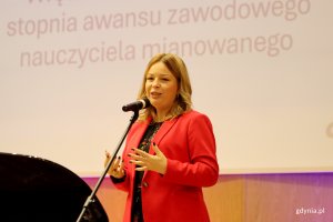 Uroczystość wręczenia akt&oacute;w mianowania w Szkole Muzycznej I i II stopnia im. Noskowskiego, na zdjęciu wiceprezydentka Miasta Gdyni Oktawia Gorzeńska (fot. Katarzyna Balcerzak) 