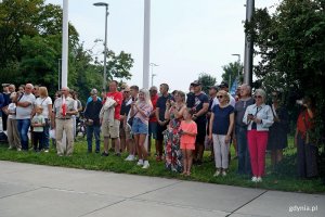 Uczestnicy uroczystości z okazji 82. rocznicy wybuchu powstania warszawskiego zgromadzeni przy Pomniku Armii Krajowej na Skwerze Kościuszki 