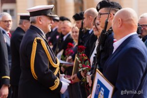 Rektor-komendant Akademii Marynarki Wojennej kadm. prof. dr hab. Tomasz Szubrycht gratulujący wyr&oacute;żnionym podchorążym oraz ich rodzinom 