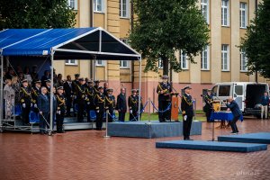 Uroczystość promocji na stopnie oficerskie dla absolwentów kursów oficerskich na Akademii Marynarki Wojennej w Gdyni (fot. Kamil Złoch)