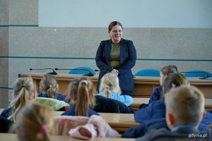 Prezydent Gdyni Aleksandra Kosiorek podczas spotkania w uczniami Szkoły Podstawowej nr 40 w Gdyni w sali obrad Rady Miasta Gdyni 