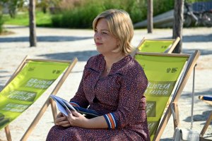 Wiceprezydentka Oktawia Gorzeńska podczas plenerowego Narodowego Czytania w Parku Centralnym