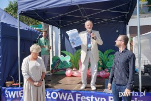 na zdjęciu osoby na scenie