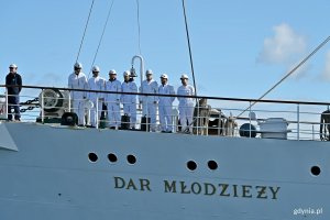 Studenci, kt&oacute;rzy odbywali praktyki na &bdquo;Darze Młodzieży&rdquo;, zgromadzeni na pokładzie podczas wpłynięcia do gdyńskiego portu