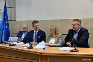 Podpisanie umowy w sali obrad Urzędu Miasta Gdyni przez wiceprezydenta Gdyni Bartłomieja Austena, Michała Felona, dyrektora Zarządu Dróg i Zieleni oraz przedstawicieli firmy Energa Obrót SA