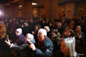Publiczność przysłuchująca się artystom występującym podczas Zaduszek Jazzowych