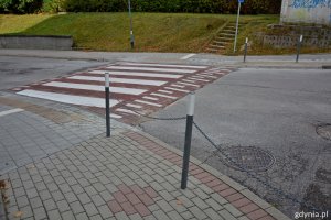 Wyniesione przejście dla pieszych, płyty fakturowane i szare słupki wygradzające zakończone opaską odblaskową // fot. gdynia.pl