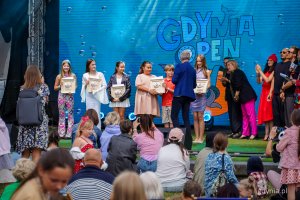 Nagradzani i wyróżniani uczestnicy Międzynarodowego Festiwalu Piosenki Gdynia Open (fot. Kamil Złoch)