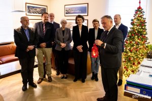 Prezydent Gdyni oraz przedstawiciele kolegium prezydenta i Rady Miasta Gdyni podczas przekazania Betlejemskiego Światełka Pokoju. Od prawej: prezydent Wojciech Szczurek, wiceprezydent Bartosz Bartoszewicz, Aleksandra Mendryk - skarbniczka miasta, wiceprezydentka Katarzyna Gruszecka-Spychała, Joanna Zielińska - przewodnicząca Rady Miasta Gdyni, Rafał Klajnert - sekretarz miasta i dyrektor Urzędu Miasta Gdyni, wiceprezydent Marek Łucyk oraz Marek Stępa - naczelnik Wydziału Ochrony Dziedzictwa Urzędu Miasta Gdyni