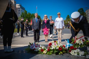 Gdyńskie obchody Międzynarodowego Dnia Uczestników Misji Pokojowych ONZ oraz Dnia Weterana Działań poza Granicami Państwa przed pomnikiem Polski Morskiej. Fot. st. chor. szt. mar. Piotr Leoniak