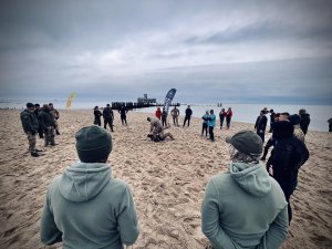 Sobotni trening komandosów Formozy z mieszkańcami na plaży Babie Doły