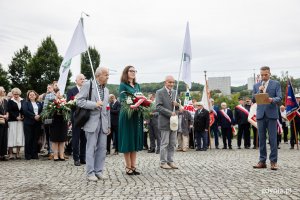 Posłanka Wioleta Tomczak złożyła kwiaty pod pomnikiem Ofiar Grudnia 1970 roku (fot. Karol Stańczak)