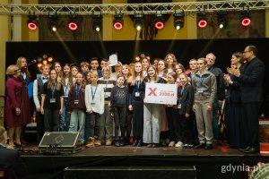 Gala finałowa X edycji Przeglądu Teatrów Amatorskich „Kurtyna” w gdyńskim Małym Kacku. Na scenie m.in. laureaci jednej z nagród, Teatr Iskra, przedstawiciele stowarzyszenia KACK, Katarzyna Gruszecka-Spychała, Mariusz Bzdęga i ks. Mariusz Lach (fot. Paweł Budziński)