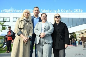 Tuż przed podpisanie listu intencyjnego: dyrektorka artystyczna FPFF Joanna Łapińska, prezes Fundacji Adaptacja i członek Gdyńskiej Rady ds. Senior&oacute;w Kordian Kulaszewicz, prezydent Gdyni Aleksandra Kosiorek, dyrektorka FPFF Agata Kozierańska-Burda