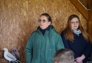 Dwie kobiety stoją przy ścianie