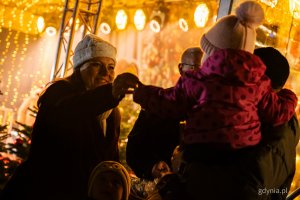 Prezydent Gdyni Aleksandra Kosiorek rozdająca słodycze dla mieszkańców. Gdyńskie mikołajki w muszli koncertowej na placu Grunwaldzkim (fot. Kamil Złoch)