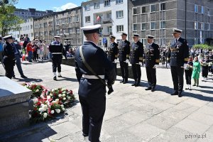 Przedstawiciele Marynarki Wojennej składający kwiaty przed pomnikiem Konstytucji 3 Maja podczas uroczystości z okazji Narodowego Święta Konstytucji 3 Maja