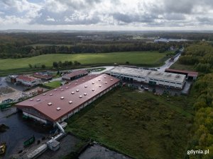 Eko Dolina podpisała umowę z wykonawcą największej inwestycji w historii sp&oacute;łki. Na tej działce powstanie nowa instalacja. (fot. Sławomir Okoń/gdynia.pl)