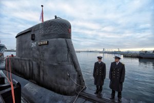 Uroczystość ostatniego opuszczenia bandery na ORP Kondor / fot. Michał Puszczewicz