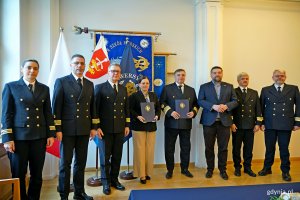 Od prawej: prof. UMG dr hab. Sambor Guze - prorektor ds. studenckich i kształcenia, prof. dr hab. inż. Tomasz Tarasiuk - prorektor ds. umiędzynarodowienia, współpracy i rozwoju, Tadeusz Szemiot - przewodniczący Rady Miasta Gdyni, prof. dr hab. inż. kpt. ż. w. Adam Weintrit - rektor Uniwersytetu Morskiego, prezydent Gdyni Aleksandra Kosiorek, prof. UMG dr hab. Dariusz Barbucha - prorektor ds. nauki,  mgr Filip Malata - kanclerz uczelni oraz Zuzanna Szwedek-Kwiecińska - rzeczniczka prasowa Uniwersytetu Morskiego podczas spotkania na uniwersytecie