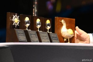 Statuetki „Wspólnej Kaczki”: „Bursztynowa Kaczka”, „Bursztynowe Jajko” i „Bursztynowy Ster”