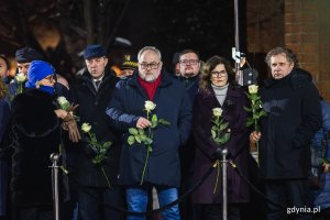 Symboliczne uroczystości przed tablicą poświęconą pamięci Pawła Adamowicza w Gdańsku. Na zdjęciu m.in. (od lewej): Magdalena Adamowicz, marszałek wojew&oacute;dztwa pomorskiego Mieczysław Struk, Piotr Adamowicz, prezydentka Gdańska Aleksandra Dulkiewicz i sekretarz stanu w Ministerstwie Funduszy i Polityki Regionalnej, wieloletni prezydent Sopotu Jacek Karnowski (fot. Karol Stańczak)