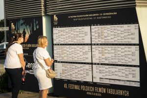 Dwie kobiety zapoznające się z programem festiwalu