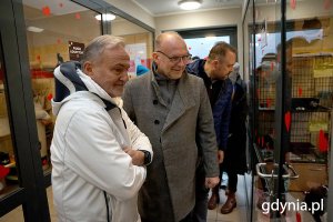 Od lewej: prezydent Gdyni Wojciech Szczurek i wiceprezydenci Michał Guć i Marek Łucyk podczas odwiedzin w kociarni 